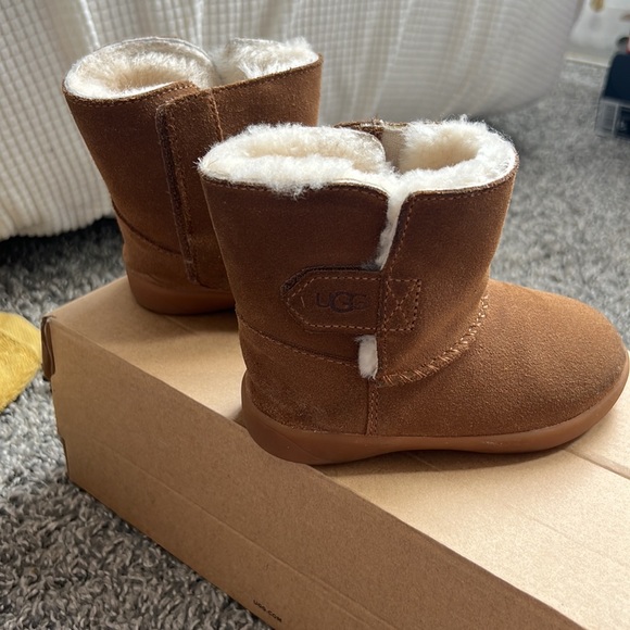 Slightly used toddler Ugg boots size 7c - Picture 4 of 8